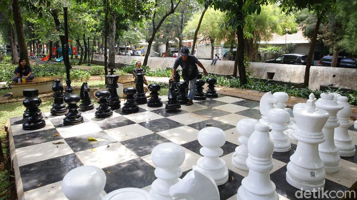 Catur Raksasa di Taman Singkarak Taman Singkarak di Benhil, Jakarta Pusat, tampil beda, Selasa (8/9/2020). Ada papan catur raksasa di area taman.
