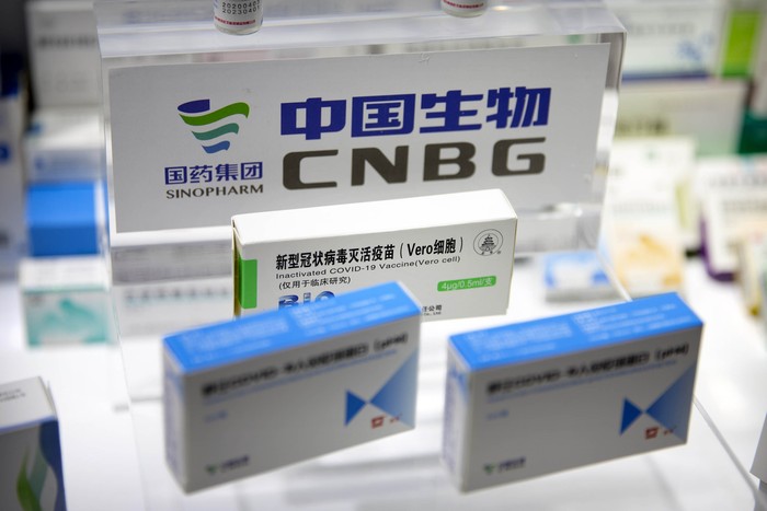 China memamerkan vaksin Corona untuk pertama kali di China International Fair for Trade in Services. Kandidat vaksin Corona yang dipamerkan merupakan produksi perusahaan China Sinovac Biotech dan Sinopharm.