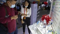 Vaksin Corona ini dipamerkan di China International Fair for Trade in Services (CIFTIS), Beijing. AP Photo/Mark Schiefelbein.