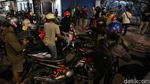 Di Yogyakarta, Tak Disiplin Pakai Masker Dihukum Nyapu dan Push Up
