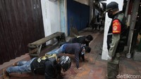 Puluhan warga terjaring razia petugas Satpol PP pada operasi pencegahan COVID-19.