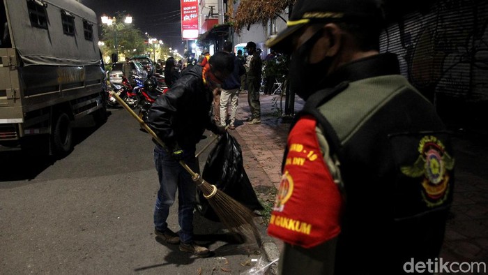 Di Yogyakarta, Tak Disiplin Pakai Masker Dihukum Nyapu dan Push Up Petugas Satpol PP Provinsi DI Yogyakarta, memberikan teguran dan sanksi sosial berupa kegiatan menyapu dan push up karena tak disiplin mengenakan masker.