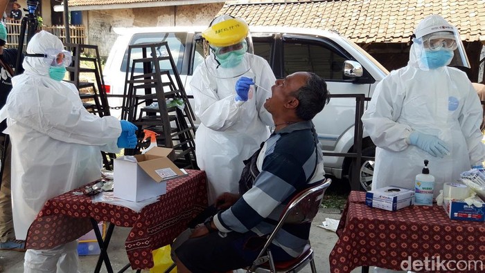 Dinkes bersama BBTKLPP Yogyakarta melakukan tes swab massal di Pasar Sapi, Sunggingan, Boyolali, Selasa (8/9/2020).