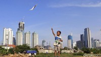 Hampir setiap hari mereka beraktivitas dengan bermain layang-layang.