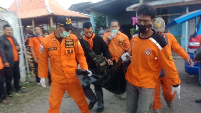Evakuasi jenazah Reva Anindia, bocah Sragen yang tenggelam di Bengawan Solo.