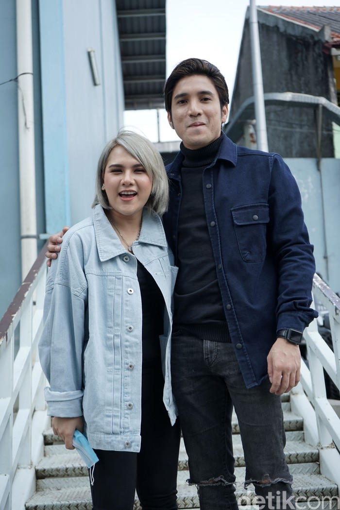 Evelyn dan Alkhan Evelyn dan Alkhan saat ditemui di kawasan Trans TV.