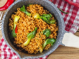 3 Cara Makan Indomie yang Sehat, Cocok Buat yang Lagi Diet