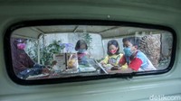 Bemo tersebut dirombak Sutino menjadi perpustakaan keliling yang menyediakan beragam buku bacaan anak-anak.