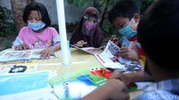 Sebelum pandemi COVID-19 melanda Ibu Kota, Sutino kerap berkeliling kawasan Jakarta untuk mengedukasi anak dalam membaca.