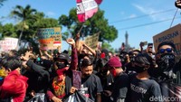 Pendemo meminta bertemu dengan Gubernur Bali I Wayan Koster. Selain mendesak bebaskan JRX, para peserta menolak sidang perdana IDI kacung WHO dilakukan secara online atau daring.