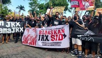 Mereka mendemo Koster dan menuntut agar Jerinx dibebaskan. Tapi, para peserta aksi itu pun tak mengindahkan protokol kesehatan tanpa menjaga jarak. 