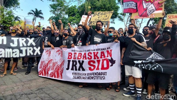Foto Pendukung Jerinx Demo Tanpa Jaga Jarak Menjelang sidang perdana Jerinx soal 'IDI kacung WHO', ratusan pendukung Jerinx menggelar aksi di depan Kantor Gubernur Bali.