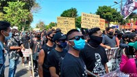 Mereka long march dari parkir timur Renon dan terus melakukan orasi hingga sampai ke depan kantor Gubernur, Selasa (8/9/2020). Massa juga membawa bendera dan beragam poster bertulisan bebaskan Jerinx SID.