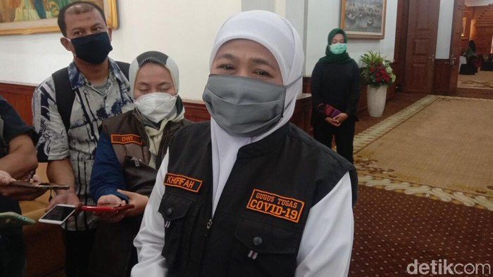 Gubernur Jatim Khofifah Indar Parawansa menjatuhkan sanksi kepada Bupati Jember, Faida. Sang bupati tidak akan digaji selama 6 bulan.