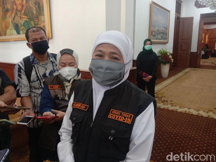 Gubernur Jatim Khofifah Indar Parawansa menjatuhkan sanksi kepada Bupati Jember, Faida. Sang bupati tidak akan digaji selama 6 bulan.