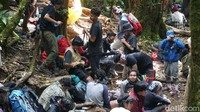 Salah satu petugas Taman Nasional Gede pangrango (TNGGP) Ariel yang ditemui di pos pendakian menyebut ada 4.000 ornag yang mendaki Gunung Gede vuia Gunung Putri.