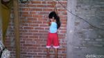 Hobi Panjat Lemari-Pohon, Ini Adelia Spiderman Cilik dari Pekalongan