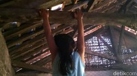 Bahkan dalam sekejap Adelia sudah berada di sisi atas dinding, lalu melompat ke kayu kuda-kuda rumah dan bergelantungan. Itu dilakukan Adelia tanpa alat pengaman atau alat bantu apapun. Dia tampak hanya mengandalkan kekuatan tangan dan kaki.