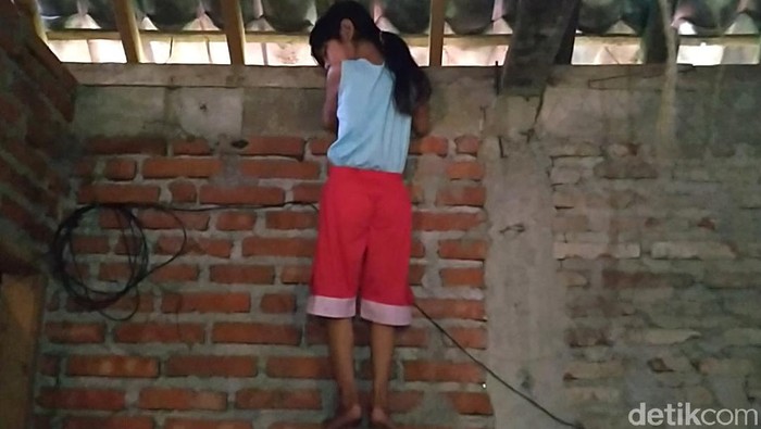 Nafisa Adelia (8) punya hobi yang tak biasa. Bocah asal Kabupaten Pekalongan itu kerap memanjat lemari, dinding, hingga pohon, bak tokoh superhero Spiderman.