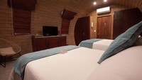 Dilansir dari Insider, traveler dapat bersantai di salah satu dari 30 kamar yang disediakan. Jika dari luar tampak panas dan gersang, jangan salah, kamar ini tetap memenuhi standar pelayanan hotel bintang lima. Di dalamnya terdapat berbagai amenitas mulai dari TV dan AC, kamar mandi, mini bar, dan jacuzzi privat.  