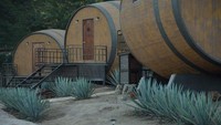 Fasilitas yang ditunggu-tunggu tamu hotel adalah mengikuti tur sambil mencicipi tequila langsung dari pabriknya. Di kawasan itu memang beroperasi pabrik yang mampu menghasilkan 15.000 tequila setiap harinya.  