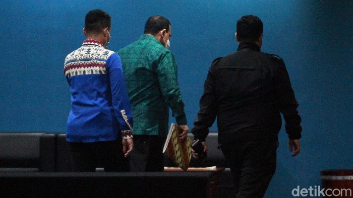 Jalani Sidang Etik, Ketua KPK Firli Kok Lewat Pintu Belakang? Ketua KPK Firli Bahuri jalani sidang etik di gedung Anti-Corruption Learning Center (ACLC). Tiba di lokasi, mobil Firli masuk lewat pintu belakang. Ada Apa?