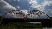 Bahkan lokasi ini juga menjadi simpul ekonomi baru kala Sabtu dan Minggu banyak pedagang yang menyemut di kawasan ini.