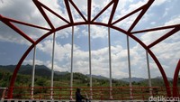 Lokasi jembatan juga sempat ditutup imbas pandemi pada dan dibuka kembali pada 10 Agustus 2020 lalu.