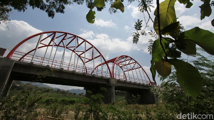Jembatan Ini Jadi ikon Baru Wonogiri Lho Jembatan Nusantara dengan konsep warna merah putih kini menjadi salah sati ikon kota dan tempat wisata baru Kabupaten Wonogiri.