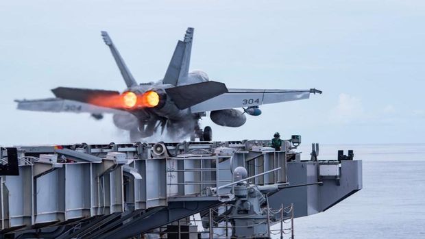 Kapal Induk USS Ronald Reagan di Laut Filipina (Tangkapan Layar Twitter @USNavy)