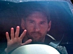 Masih fokus ke Barca di sisa musim, Messi pun mengaku tetap ingin balik ke klub itu andaikata nanti jadi pergi. Saya ingin kembali tinggal di kota ini dan bekerja di klub. Barcelona jauh lebih besar daripada pemain mana pun. (Foto: STRINGER / AFP)