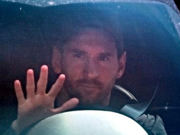 Barcelona's Argentinian forward Lionel Messi waves as he leaves his home for the Joan Gamper Ciutat Esportiva in Sant Joan Despi near Barcelona to attend a training session on September 7, 2020. - Lionel Messi arrived at Barcelona's training ground today as he begins to reintegrate with the team following his failed attempt to leave the club this summer. (Photo by STRINGER / AFP)
