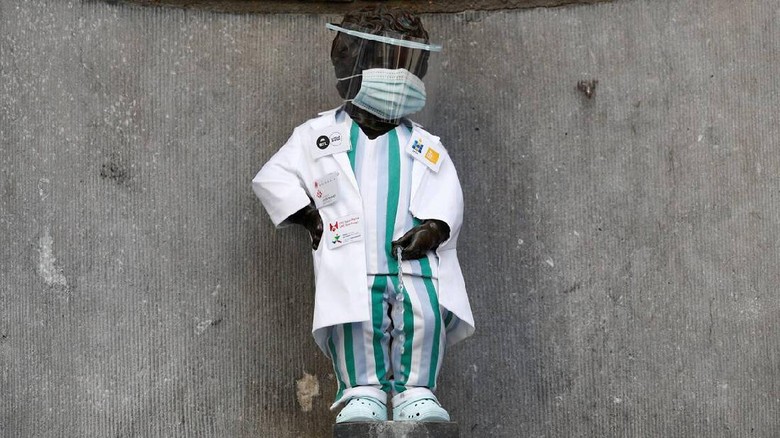 Manneken Piss Ikon wisata Brussesl di Belgia dipakaikan APD.