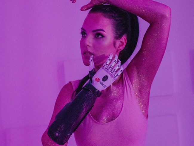 Selain banyak menjadi pembicara, Margarita pun cukup sering menjadi model inspiratif yang memiliki tangan palsu. Foto: dok. Instagram