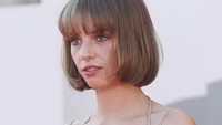 Selain aktif di dunia seni peran, Maya Hawke juga berkarier di dunia modelling dan seni vokal. Getty Images/Vittorio Zunino Celotto