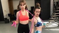 Meski kerap dibully, Maya pun bangkit dan menemukan passionnya di dunia seni peran berkat sang bunda. Dok. Instagram/maya_hawke