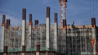 Pendanaan stadion kandang Persija Jakarta masa depan ini akan bersumber dari penyertaan modal daerah (PMD) dalam Anggaran Pendapatan dan Belanja Daerah (APBD) Pemprov DKI Jakarta secara bertahap, yakni Rp900 miliar tahun anggaran 2019, Rp2,18 triliun pada 2020, dan Rp1,46 triliun pada 2021. Kawasan sekitar stadion seluas 300.000 m3 di atas lahan 22 Ha ini direncanakan menjadi pusat ekonomi baru, diwarnai beragam bangunan mixed use, seperti apartemen, hotel, atau lifestyle mall, di samping sarana olah raga pendukung lainnya.