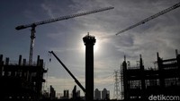 Sejumlah pekerja mengerjakan proyek pembangunan Stadion Jakarta International Stadium di kawasan Papanggo, Jakarta Utara, Selasa (8/9). 