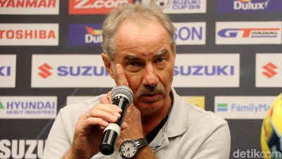 Mengenang Alfred Riedl Dalam Bingkai Foto