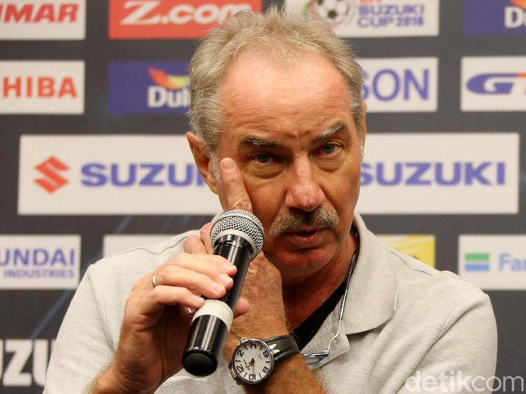 Mengenang Alfred Riedl Dalam Bingkai Foto