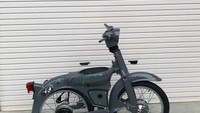 Honda Cub yang sudah kecil dibuat menjadi lebih imut lagi dengan kapasitas satu penumpang saja. Inti Modifikasinya jarak antar sumbu roda menjadi lebih pendek karena bagian tengah motor dipangkas. Foto: iMotorbike