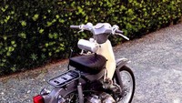 Honda Cub yang sudah kecil dibuat menjadi lebih imut lagi dengan kapasitas satu penumpang saja. Foto: iMotorbike