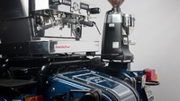 Karena bakal digunakan untuk kendaraan niaga, fungsi sespan itu pun dialihkan untuk mengangkut berbagai perlengkapan. Di antaranya mesin penggiling kopi, mesin pembuat espresso besutan La Marzocco, ruang penyimpanan kering, termasuk tempat pembuangan sampah. Foto: Bike Exif