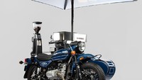 Motor niaga ini mendapatkan finishing warna biru navy dengan sentuhan grafis klasik. Kesan klasik itu makin kuat karena bagian roda menggunakan pelek jari-jari yang diselimuti ban gendut ala motor Bobber. Foto: Bike Exif