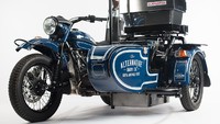 Modifikasi motor tidak melulu berbicara tentang karya seni yang layak dilombakan pada kontes-kontes modifikasi. Modifikasi motor juga bisa digabungkan dengan jiwa dagang si empunya. Contohnya seperti karya modifikasi motor perang asal Rusia ini, yang disulap menjadi kafe keliling. Foto: Bike Exif