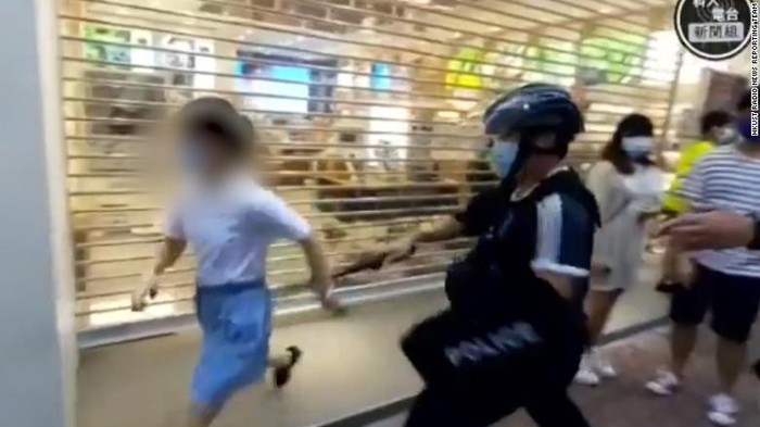 Momen saat bocah 12 tahun dikejar dan diamankan polisi Hong Kong hingga jatuh ke atas trotoar (HKUST Radio News Reporting Team via CNN)