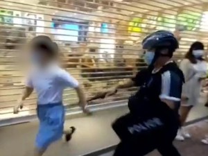 Amankan Bocah 12 Tahun Hingga Jatuh, Polisi Hong Kong Dikritik