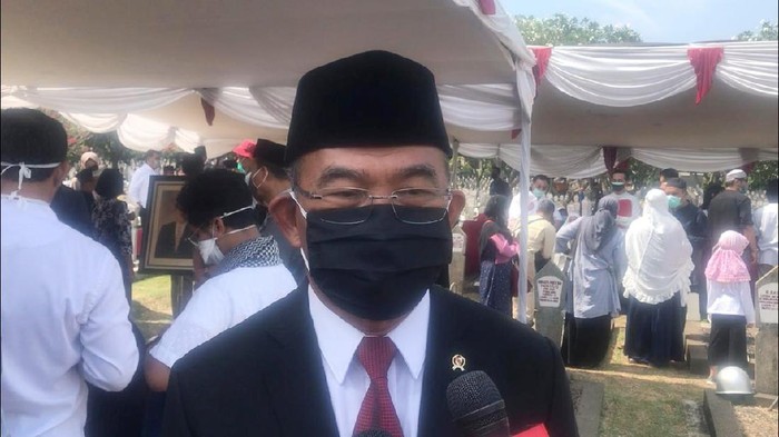Menko PMK Muhadjir Effendy di pemakaman Abdul Malik Fadjar.