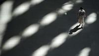 Pemerintah Jepang pun sudah mengeluarkan kebijakan terkait perlintasan orang menuju wilayah Jepang untuk mencegah penyebaran virus Corona di negaranya sejak April 2020. Kebijakan tersebut berlaku untuk semua negara, termasuk Indonesia. AP Photo/Eugene Hoshiko.