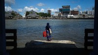 Terhitung sejak 24 Maret 2020 lalu, semua warga negara asing--termasuk Indonesia--tidak diizinkan masuk atau transit di Brunei Darussalam lewat darat, laut dan udara. Langkah ini diambil setelah mempertimbangkan saran yang diberikan Kementerian Kesehatan Brunei. Rahman Roslan/Getty Images.